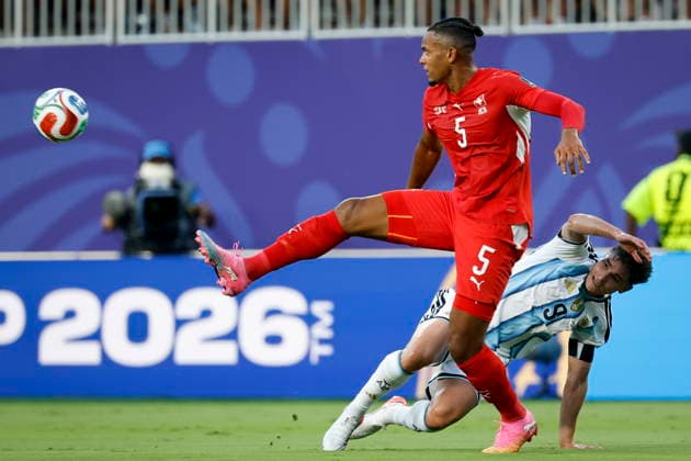 FIFA World Cup, WM, Weltmeisterschaft, Fussball 2026 quarterfinals - Argentina vs Switzerland Switzerland s Manuel Akanji (L) in action against Argentina s Julian Alvarez (R) during the FIFA World Cup 2026 quarterfinals match Argentina vs Switzerland, in Kansas City, Missouri, USA, 11 July 2026. Kansas City United States  Copyright: xPETERxKLAUNZERx