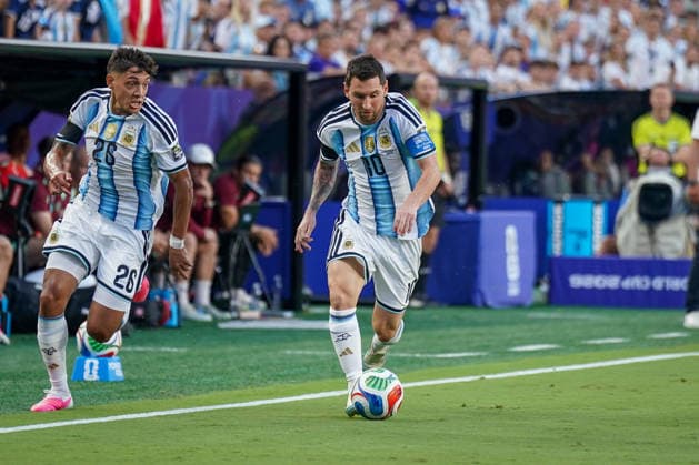 USA: Fussball FIFA World Cup, WM, Weltmeisterschaft, Fussball 2026, Viertelfinale - Argentinien vs Schweiz - Kansas City Stadium (GEHA Field at Arrowhead Stadium, Kansas City, Missouri): Lionel Messi (Argentinien 10) Nahuel Molina (Argentinien 26) *** USA Soccer 2026 FIFA World Cup, Quarterfinals: Argentina vs. Switzerland, Kansas City Stadium (GEHA Field at Arrowhead Stadium), Kansas City, Missouri; Lionel Messi (Argentina 10), Nahuel Molina (Argentina 26) Copyright: xJOERANxSTEINSIEKx