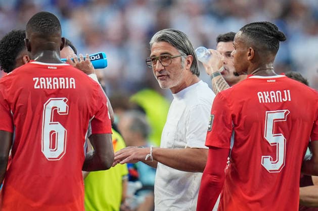 USA: Fussball FIFA World Cup, WM, Weltmeisterschaft, Fussball 2026, Viertelfinale - Argentinien vs Schweiz - Kansas City Stadium (GEHA Field at Arrowhead Stadium, Kansas City, Missouri): Murat Yakin (Trainer, Schweiz) mit Denis Zakaria (Schweiz, 6) in der Trinkpause (Hydration Break) Manuel Akanji (Schweiz, 5) *** USA Soccer 2026 FIFA World Cup, Quarterfinals: Argentina vs. Switzerland at GEHA Field at Arrowhead Stadium, Kansas City, Missouri. Murat Yakin, coach of Switzerland, with Denis Zakaria (Switzerland), 6, during the hydration break; Manuel Akanji (Switzerland), 5 Copyright: xJOERANxSTEINSIEKx