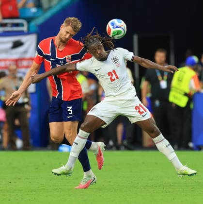 MIAMI GARDENS, FLORIDA - JULY 11: Kristoffer Ajer of Norway and Eberechi Eze of England battle for possession during the FIFA World Cup, WM, Weltmeisterschaft, Fussball 2026 Quarter Final match between Norway and England at Miami Stadium on July 11, 2026 in Miami Gardens, Florida.  Copyright: xMBxMediax