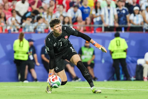 Gregor Kobel of Switzerland passes the ball during a FIFA Men’s World Cup 2026 quarter-final football match between Argentina and Switzerland at Kansas City Stadium, in Kansas City on July 11th 2026 (Photo by Leo Barrilari SPP)  Copyright: xLeoxBarrilari SPPx Sportspressphoto_SPR189440