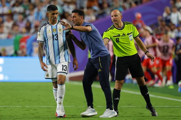 FIFA World Cup, WM, Weltmeisterschaft, Fussball 2026 quarterfinals - Argentina vs Switzerland Argentina s head coach Lionel Scaloni (C) gives instructions to his player Cristian Romero (L) as the fourth official Drew Fischer (R) asks him to leave the pitch during the FIFA World Cup 2026 quarterfinals match Argentina vs Switzerland, in Kansas City, Missouri, USA, 11 July 2026. KANSAS CITY United States  Copyright: xCHRISTOPHERxNEUNDORFx