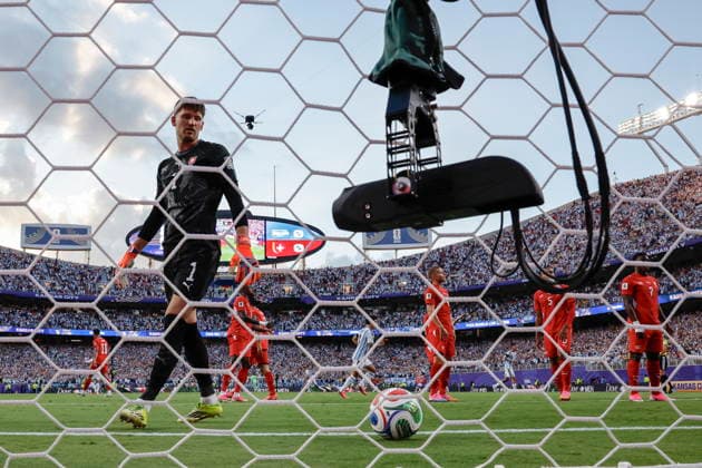 FIFA World Cup, WM, Weltmeisterschaft, Fussball 2026 quarterfinals - Argentina vs Switzerland Switzerland s goalkeeper Gregor Kobel looks dejected after conceding the 1-0 goal during the FIFA World Cup 2026 quarterfinals match Argentina vs Switzerland, in Kansas City, Missouri, USA, 11 July 2026. Kansas City United States  Copyright: xPETERxKLAUNZERx