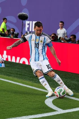 KANSAS CITY, MO - JULY 11: Lionel Messi 10 of Argentina takes a corner kick in the first half of the FIFA World Cup, WM, Weltmeisterschaft, Fussball 2026 Quarterfinal match between Argentina and Switzerland on July 11, 2026 at Kansas City Stadium in Kansas City, MO. He would get an assist on the play. (Photo by Scott Winters Icon Sportswire) SOCCER: JUL 11 FIFA World Cup 26 Quarter-Final - Argentina v Switzerland EDITORIAL USE ONLY Icon2607110222