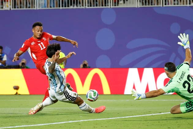 FIFA World Cup, WM, Weltmeisterschaft, Fussball 2026 quarterfinals - Argentina vs Switzerland Switzerland s Dan Ndoye (L) in action against Argentina s Lisandro Martinez (C) and goalkeeper Emiliano Martinez (R) during the FIFA World Cup 2026 quarterfinals match Argentina vs Switzerland, in Kansas City, Missouri, USA, 11 July 2026. Kansas City United States  Copyright: xPETERxKLAUNZERx