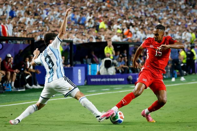 FIFA World Cup, WM, Weltmeisterschaft, Fussball 2026 quarterfinals - Argentina vs Switzerland Argentina s Nicolas Tagliafico (L) in action against Switzerland s Djibril Sow (R) during the FIFA World Cup 2026 quarterfinals match Argentina vs Switzerland, in Kansas City, Missouri, USA, 11 July 2026. Kansas City United States  Copyright: xPETERxKLAUNZERx