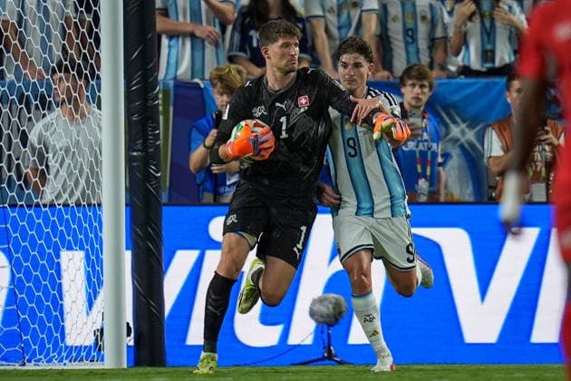 USA: Fussball FIFA World Cup, WM, Weltmeisterschaft, Fussball 2026, Viertelfinale - Argentinien vs Schweiz - Kansas City Stadium (GEHA Field at Arrowhead Stadium, Kansas City, Missouri): Gregor Kobel (Schweiz, 1) Julian Ã?lvarez Julian Alvarez (Argentinien 9) *** USA Soccer 2026 FIFA World Cup, Quarterfinals: Argentina vs. Switzerland, Kansas City Stadium (GEHA Field at Arrowhead Stadium), Kansas City, Missouri; Gregor Kobel (Switzerland), 1 Julian Álvarez (Argentina), 9 Copyright: xJOERANxSTEINSIEKx