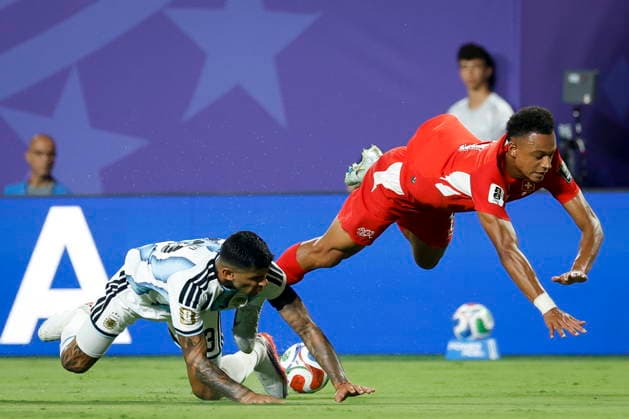 FIFA World Cup, WM, Weltmeisterschaft, Fussball 2026 quarterfinals - Argentina vs Switzerland Argentina s Cristian Romero (L) in action against Switzerland s Dan Ndoye (R) during the FIFA World Cup 2026 quarterfinals match Argentina vs Switzerland, in Kansas City, Missouri, USA, 11 July 2026. Kansas City United States  Copyright: xPETERxKLAUNZERx