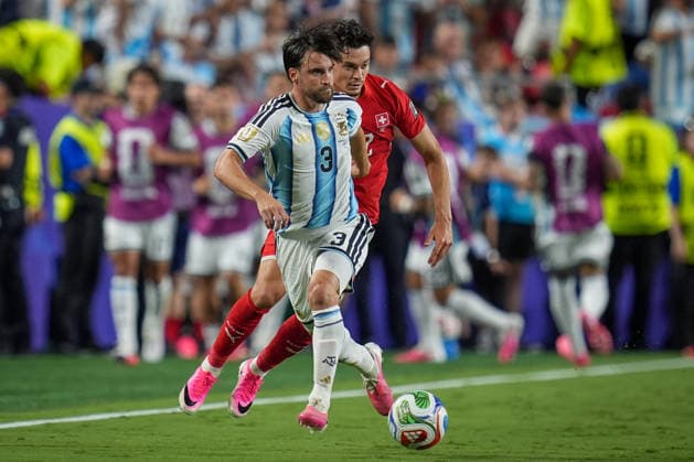 USA: Fussball FIFA World Cup, WM, Weltmeisterschaft, Fussball 2026, Viertelfinale - Argentinien vs Schweiz - Kansas City Stadium (GEHA Field at Arrowhead Stadium, Kansas City, Missouri): Nicolas Tagliafico Nicolas Tagliafico (Argentinien 3) Fabian Rieder (Schweiz, 22) *** USA Soccer 2026 FIFA World Cup, Quarterfinals: Argentina vs. Switzerland, Kansas City Stadium (GEHA Field at Arrowhead Stadium), Kansas City, Missouri; Nicolas Tagliafico, Nicolas Tagliafico, Argentina 3; Fabian Rieder, Switzerland, 22 Copyright: xJOERANxSTEINSIEKx