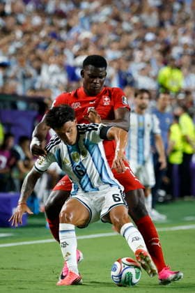 FIFA World Cup, WM, Weltmeisterschaft, Fussball 2026 quarterfinals - Argentina vs Switzerland Argentina s Lisandro Martinez (L) in action against Switzerland s Breel Embolo (R) during the FIFA World Cup 2026 quarterfinals match Argentina vs Switzerland, in Kansas City, Missouri, USA, 11 July 2026. Kansas City United States  Copyright: xPETERxKLAUNZERx
