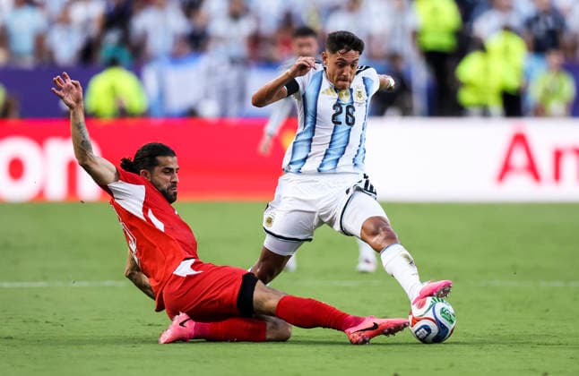 (260712) -- KANSAS CITY, July 12, 2026 -- Nahuel Molina (R) of Argentina competes during the quarter final match between Argentina and Switzerland at the 2026 FIFA World Cup, WM, Weltmeisterschaft, Fussball at the Kansas City Stadium in Kansas City, the United States, July 11, 2026. ) (SP)U.S.-KANSAS CITY-FOOTBALL-FIFA WORLD CUP-QUARTER FINAL-ARG VS SUI LixMing 