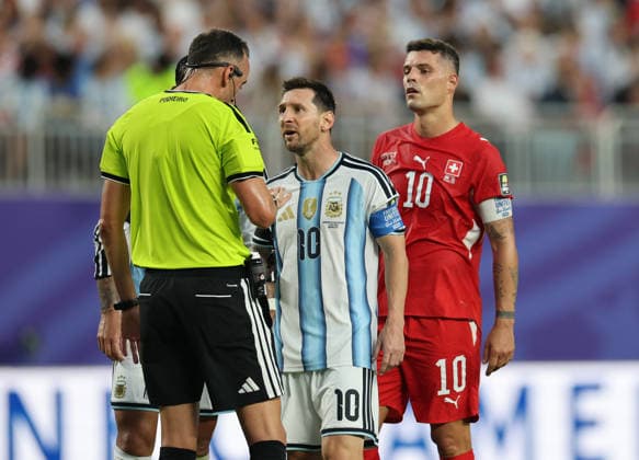 (260712) -- KANSAS CITY, July 12, 2026 -- Lionel Messi (C) of Argentina talks with referee Joao Pedro Silva Pinheiro (L) during the quarter final match between Argentina and Switzerland at the 2026 FIFA World Cup, WM, Weltmeisterschaft, Fussball at the Kansas City Stadium in Kansas City, the United States, July 11, 2026. ) (SP)U.S.-KANSAS CITY-FOOTBALL-FIFA WORLD CUP-QUARTER FINAL-ARG VS SUI CaoxCan 