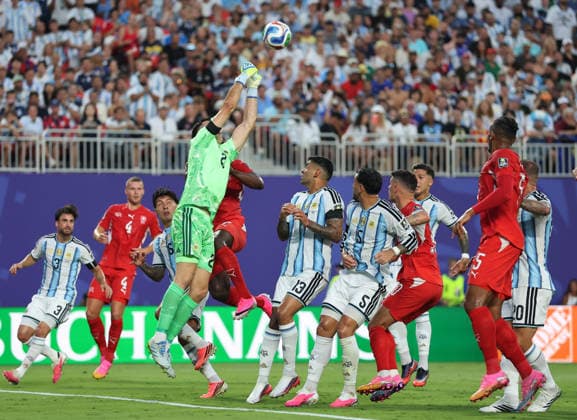 (260712) -- KANSAS CITY, July 12, 2026 -- Emiliano Martinez (top), goalkeeper of Argentina, makes a save during the quarter final match between Argentina and Switzerland at the 2026 FIFA World Cup, WM, Weltmeisterschaft, Fussball at the Kansas City Stadium in Kansas City, the United States, July 11, 2026. ) (SP)U.S.-KANSAS CITY-FOOTBALL-FIFA WORLD CUP-QUARTER FINAL-ARG VS SUI CaoxCan 