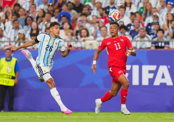 (260712) -- KANSAS CITY, July 12, 2026 -- Nahuel Molina (L) of Argentina vies with Dan Ndoye of Switzerland during the quarter final match between Argentina and Switzerland at the 2026 FIFA World Cup, WM, Weltmeisterschaft, Fussball at the Kansas City Stadium in Kansas City, the United States, July 11, 2026. ) (SP)U.S.-KANSAS CITY-FOOTBALL-FIFA WORLD CUP-QUARTER FINAL-ARG VS SUI XuxChang 