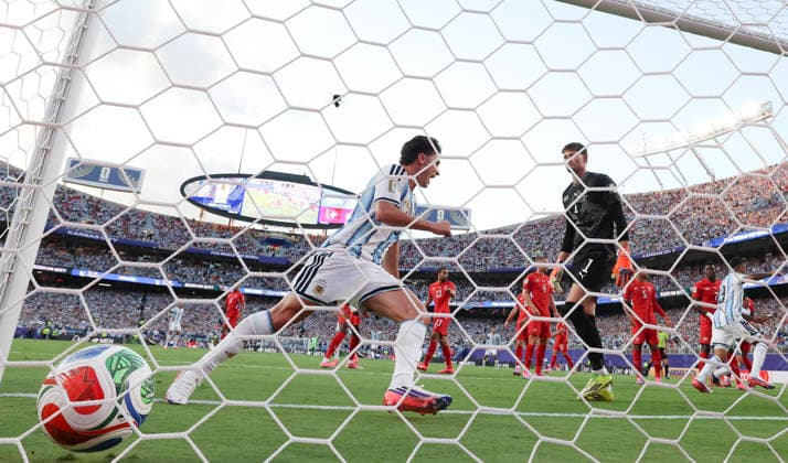 (260712) -- KANSAS CITY, July 12, 2026 -- Gregor Kobel (R, front), goalkeeper of Switzerland, fails to make a save during the quarter final match between Argentina and Switzerland at the 2026 FIFA World Cup, WM, Weltmeisterschaft, Fussball at the Kansas City Stadium in Kansas City, the United States, July 11, 2026. ) (SP)U.S.-KANSAS CITY-FOOTBALL-FIFA WORLD CUP-QUARTER FINAL-ARG VS SUI LixMing 