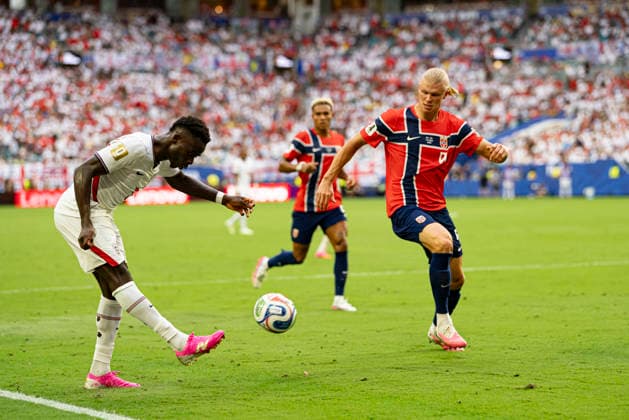Bukayo Saka and Erling Haaland seen during FIFA World Cup, WM, Weltmeisterschaft, Fussball 2026 quarterfinal game between national teams of Norway and England (Edmund Wong Ball Raw Images) Miami Hard Rock Stadium USA Copyright: xEdmundxWongx edmundwong_norway_england_26_6-13