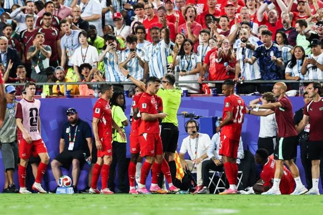 RECORD DATE NOT STATED FIFA World Cup, WM, Weltmeisterschaft, Fussball 2026 - Quarterfinals - Argentina v Switzerland Referee Joao Pinheiro shows Breel Embolo player of Switzerland a second yellow card and sends him off for simulation during the FIFA World Cup quarterfinal match between Argentina and Switzerland, at Kansas City Stadium, in Missouri, United States, on Saturday, July 11, 2026.(Foto: Vanessa Carvalho Brazil Photo Press IMAGO) Sports Copyright: xVanessaxCarvalhox