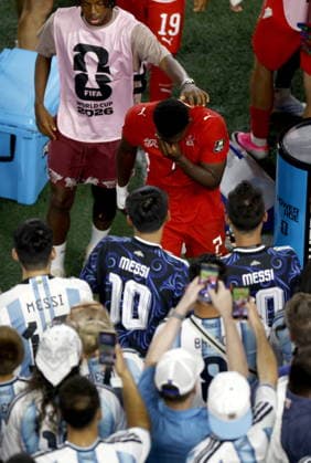 FIFA World Cup, WM, Weltmeisterschaft, Fussball 2026 quarterfinals - Argentina vs Switzerland Breel Embolo (C) of Switzerland leaves the pitch after being shown the red card during the FIFA World Cup 2026 quarterfinals match Argentina vs Switzerland, in Kansas City, USA, 11 July 2026. KANSAS CITY United States  Copyright: xWILLxOLIVERx