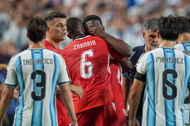 USA: Fussball FIFA World Cup, WM, Weltmeisterschaft, Fussball 2026, Viertelfinale - Argentinien vs Schweiz - Kansas City Stadium (GEHA Field at Arrowhead Stadium, Kansas City, Missouri): Schiedsrichter Joao Pinheiro (Portugal) zeigt Breel Embolo (Schweiz, 7) die Gelb-Rote Karte nach VAR Check und schickt ihn vom Spielfeld. Mimik, Gesichtsausdruck, Emotion, Tränen *** USA Soccer 2026 FIFA World Cup, Quarterfinal: Argentina vs. Switzerland at Kansas City Stadium (GEHA Field at Arrowhead Stadium), Kansas City, Missouri. Referee Joao Pinheiro of Portugal shows Breel Embolo of Switzerland a yellow-red card following a VAR review and sends him off the field. Facial expressions, emotions, tears Copyright: xJOERANxSTEINSIEKx