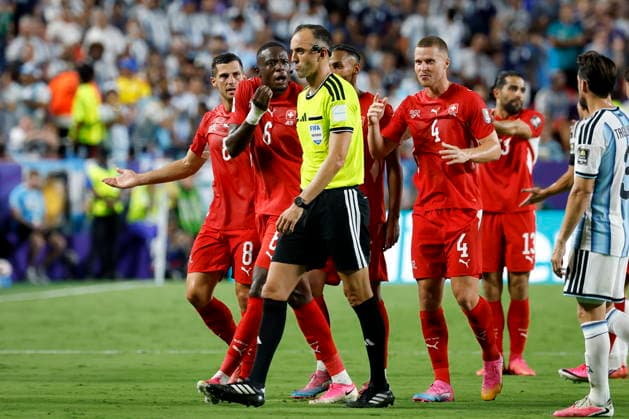 FIFA World Cup, WM, Weltmeisterschaft, Fussball 2026 quarterfinals - Argentina vs Switzerland (L-R) Switzerland s Remo Freuler, Denis Zakaria, Djibril Sow, and Nico Elvedi argue with referee Joao Pinheiro (C) after the red card against their teammate Breel Embolo (unseen) during the FIFA World Cup 2026 quarterfinals match Argentina vs Switzerland, in Kansas City, Missouri, USA, 11 July 2026. Kansas City United States  Copyright: xPETERxKLAUNZERx