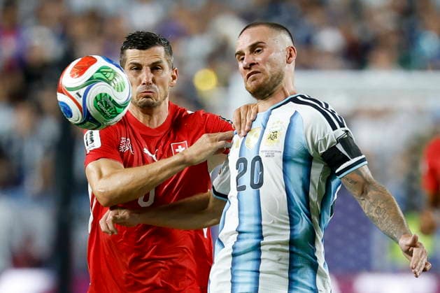 FIFA World Cup, WM, Weltmeisterschaft, Fussball 2026 quarterfinals - Argentina vs Switzerland Switzerland s Remo Freuler (L) in action against Argentina s Alexis Mac Allister (R) during the FIFA World Cup 2026 quarterfinals match Argentina vs Switzerland, in Kansas City, Missouri, USA, 11 July 2026. Kansas City United States  Copyright: xPETERxKLAUNZERx