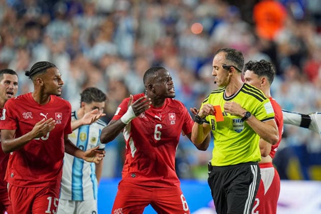 USA: Fussball FIFA World Cup, WM, Weltmeisterschaft, Fussball 2026, Viertelfinale - Argentinien vs Schweiz - Kansas City Stadium (GEHA Field at Arrowhead Stadium, Kansas City, Missouri): Schiedsrichter Joao Pinheiro (Portugal) zeigt Breel Embolo (Schweiz, 7) die Gelb-Rote Karte nach VAR Check und schickt ihn vom Spielfeld. Mimik, Gesichtsausdruck, Emotion, Tränen *** USA Soccer 2026 FIFA World Cup, Quarterfinal: Argentina vs. Switzerland at Kansas City Stadium (GEHA Field at Arrowhead Stadium), Kansas City, Missouri. Referee Joao Pinheiro of Portugal shows Breel Embolo of Switzerland a yellow-red card following a VAR review and sends him off the field. Facial expressions, emotions, tears Copyright: xJOERANxSTEINSIEKx