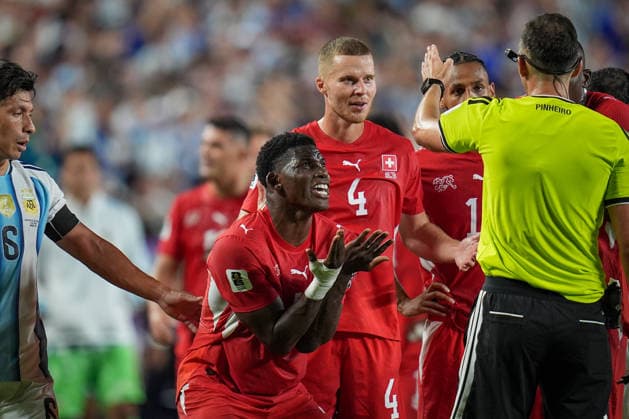 USA: Fussball FIFA World Cup, WM, Weltmeisterschaft, Fussball 2026, Viertelfinale - Argentinien vs Schweiz - Kansas City Stadium (GEHA Field at Arrowhead Stadium, Kansas City, Missouri): Schiedsrichter Joao Pinheiro (Portugal) zeigt Breel Embolo (Schweiz, 7) die Gelb-Rote Karte nach VAR Check und schickt ihn vom Spielfeld. Mimik, Gesichtsausdruck, Emotion, Tränen *** USA Soccer 2026 FIFA World Cup, Quarterfinal: Argentina vs. Switzerland at Kansas City Stadium (GEHA Field at Arrowhead Stadium), Kansas City, Missouri. Referee Joao Pinheiro of Portugal shows Breel Embolo of Switzerland a yellow-red card following a VAR review and sends him off the field. Facial expressions, emotions, tears Copyright: xJOERANxSTEINSIEKx
