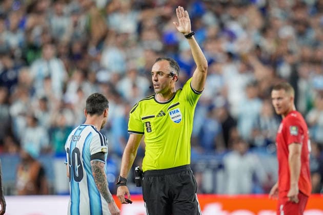 USA: Fussball FIFA World Cup, WM, Weltmeisterschaft, Fussball 2026, Viertelfinale - Argentinien vs Schweiz - Kansas City Stadium (GEHA Field at Arrowhead Stadium, Kansas City, Missouri): Schiedsrichter Joao Pinheiro (Portugal) *** USA Soccer 2026 FIFA World Cup, Quarterfinals: Argentina vs. Switzerland, Kansas City Stadium (GEHA Field at Arrowhead Stadium), Kansas City, Missouri; Referee: Joao Pinheiro (Portugal) Copyright: xJOERANxSTEINSIEKx