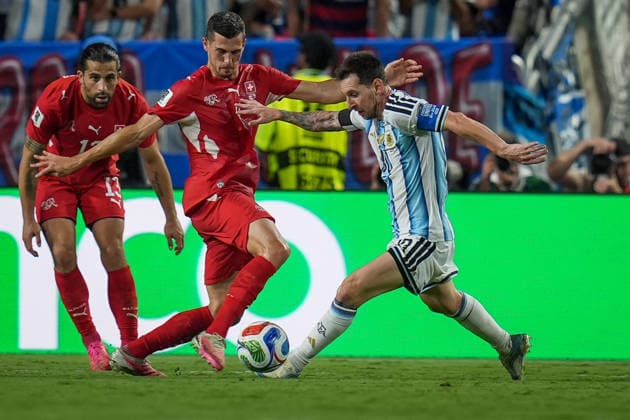 USA: Fussball FIFA World Cup, WM, Weltmeisterschaft, Fussball 2026, Viertelfinale - Argentinien vs Schweiz - Kansas City Stadium (GEHA Field at Arrowhead Stadium, Kansas City, Missouri): Lionel Messi (Argentinien 10) mit Remo Freuler (Schweiz, 8) Ricardo Rodriguez Ricardo Rodriguez (Schweiz, 13) *** USA Soccer 2026 FIFA World Cup, Quarterfinals: Argentina vs. Switzerland at GEHA Field at Arrowhead Stadium, Kansas City, Missouri. Lionel Messi (Argentina, No. 10) with Remo Freuler (Switzerland, No. 8) and Ricardo Rodriguez (Switzerland, No. 13) Copyright: xJOERANxSTEINSIEKx