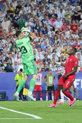 Emiliano Martinez of Argentina controls the ball during a FIFA Men’s World Cup 2026 quarter-final football match between Argentina and Switzerland at Kansas City Stadium, in Kansas City on July 11th 2026 (Photo by Leo Barrilari SPP)  Copyright: xLeoxBarrilari SPPx Sportspressphoto_SPR189522