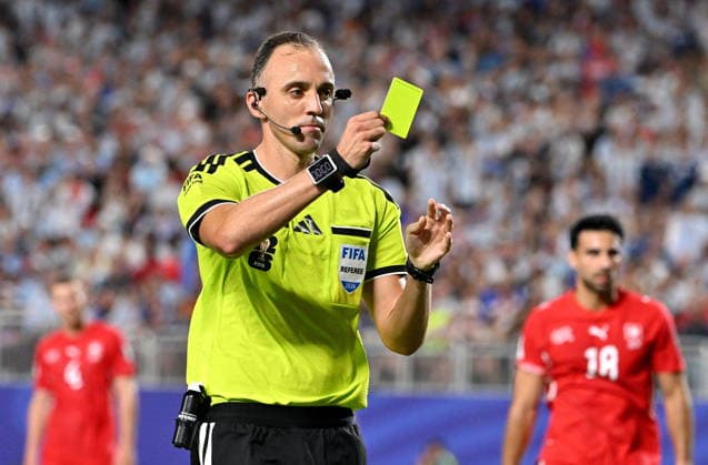 FIFA World Cup, WM, Weltmeisterschaft, Fussball 2026 quarterfinals - Argentina vs Switzerland Referee Joao Pedro Silva Pinheiro shows a yellow card during the FIFA World Cup 2026 quarterfinals match Argentina vs Switzerland, in Kansas City, USA, 11 July 2026. KANSAS CITY United States  Copyright: xAMYxKONTRASx