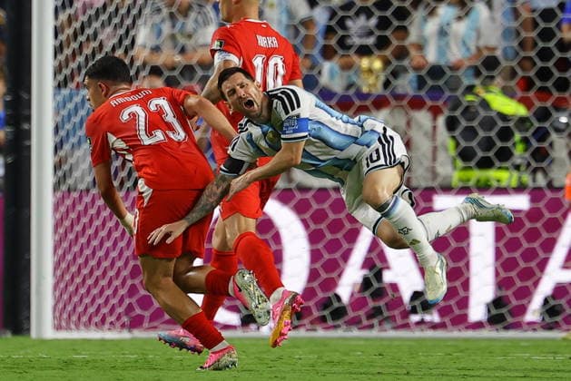 FIFA World Cup, WM, Weltmeisterschaft, Fussball 2026 quarterfinals - Argentina vs Switzerland Zeki Amdouni of Switzerland (L) in action against Lionel Messi of Argentina (R) during the FIFA World Cup 2026 quarterfinals match Argentina vs Switzerland, in Kansas City, Missouri, USA, 11 July 2026. KANSAS CITY United States  Copyright: xCHRISTOPHERxNEUNDORFx