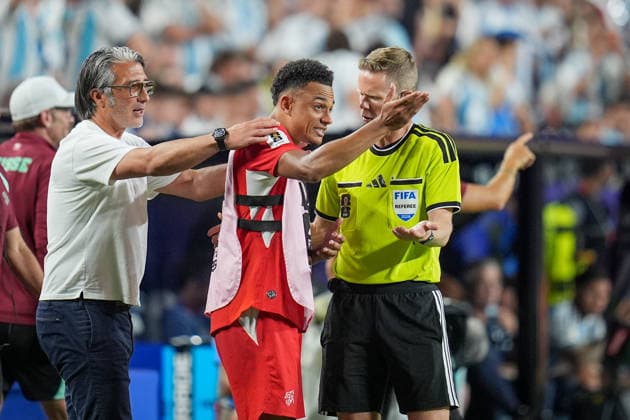 USA: Fussball FIFA World Cup, WM, Weltmeisterschaft, Fussball 2026, Viertelfinale - Argentinien vs Schweiz - Kansas City Stadium (GEHA Field at Arrowhead Stadium, Kansas City, Missouri): Dan Ndoye (Schweiz, 11) und Murat Yakin (Trainer, Schweiz) *** USA Soccer 2026 FIFA World Cup, Quarterfinals: Argentina vs. Switzerland at GEHA Field at Arrowhead Stadium, Kansas City, Missouri. Dan Ndoye (Switzerland), No. 11, and Murat Yakin (Coach, Switzerland) Copyright: xJOERANxSTEINSIEKx