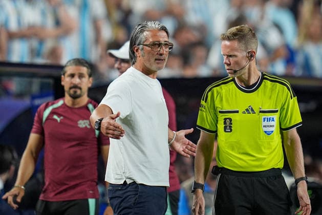 USA: Fussball FIFA World Cup, WM, Weltmeisterschaft, Fussball 2026, Viertelfinale - Argentinien vs Schweiz - Kansas City Stadium (GEHA Field at Arrowhead Stadium, Kansas City, Missouri): Murat Yakin (Trainer, Schweiz) Mimik, Gesichtsausdruck, Emotion *** USA Soccer 2026 FIFA World Cup, Quarterfinals: Argentina vs. Switzerland, Kansas City Stadium (GEHA Field at Arrowhead Stadium), Kansas City, Missouri; Murat Yakin, Coach, Switzerland; Facial Expressions, Emotions Copyright: xJOERANxSTEINSIEKx