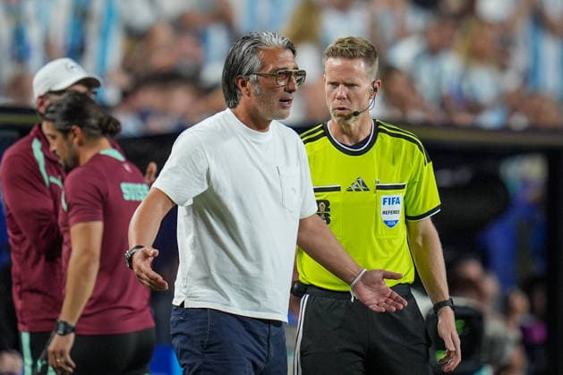 USA: Fussball FIFA World Cup, WM, Weltmeisterschaft, Fussball 2026, Viertelfinale - Argentinien vs Schweiz - Kansas City Stadium (GEHA Field at Arrowhead Stadium, Kansas City, Missouri): Murat Yakin (Trainer, Schweiz) Mimik, Gesichtsausdruck, Emotion *** USA Soccer 2026 FIFA World Cup, Quarterfinals: Argentina vs. Switzerland, Kansas City Stadium (GEHA Field at Arrowhead Stadium), Kansas City, Missouri; Murat Yakin, Coach, Switzerland; Facial Expressions, Emotions Copyright: xJOERANxSTEINSIEKx