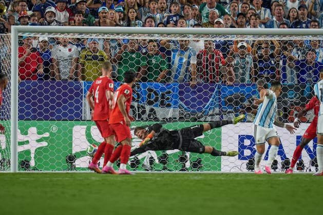 USA: Fussball FIFA World Cup, WM, Weltmeisterschaft, Fussball 2026, Viertelfinale - Argentinien vs Schweiz - Kansas City Stadium (GEHA Field at Arrowhead Stadium, Kansas City, Missouri): Gregor Kobel (Schweiz, 1) in Aktion *** USA Soccer 2026 FIFA World Cup, Quarterfinals: Argentina vs. Switzerland at GEHA Field at Arrowhead Stadium, Kansas City, Missouri. Gregor Kobel of Switzerland, No. 1, in action Copyright: xJOERANxSTEINSIEKx