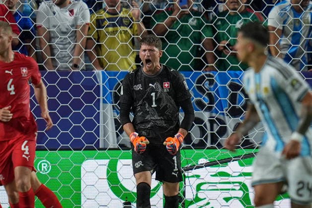 USA: Fussball FIFA World Cup, WM, Weltmeisterschaft, Fussball 2026, Viertelfinale - Argentinien vs Schweiz - Kansas City Stadium (GEHA Field at Arrowhead Stadium, Kansas City, Missouri): Gregor Kobel (Schweiz, 1) *** USA Soccer 2026 FIFA World Cup, Quarterfinals: Argentina vs. Switzerland, Kansas City Stadium (GEHA Field at Arrowhead Stadium), Kansas City, Missouri; Gregor Kobel (Switzerland), 1 Copyright: xJOERANxSTEINSIEKx