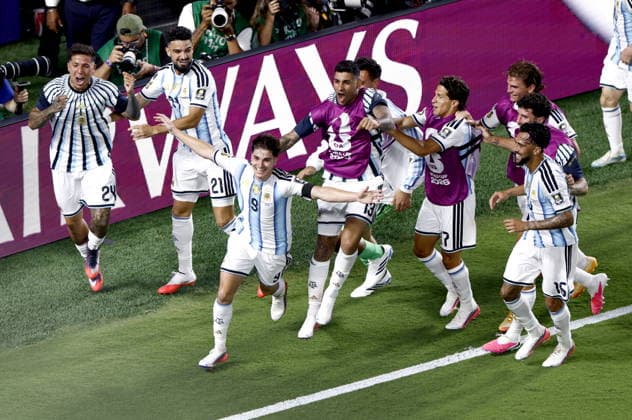 FIFA World Cup, WM, Weltmeisterschaft, Fussball 2026 quarterfinals - Argentina vs Switzerland Julian Alvarez (C) of Argentina celebrates with teammates after his team s second goal during the FIFA World Cup 2026 quarterfinals match Argentina vs Switzerland, in Kansas City, USA, 11 July 2026. KANSAS CITY United States  Copyright: xWILLxOLIVERx