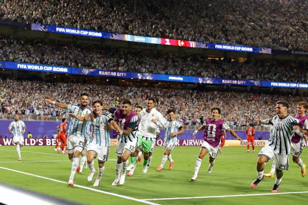 FIFA World Cup, WM, Weltmeisterschaft, Fussball 2026 quarterfinals - Argentina vs Switzerland Julian Alvarez of Argentina (3-L) celebrates with his teammates after scoring the 2-1 goal during the FIFA World Cup 2026 quarterfinals match Argentina vs Switzerland, in Kansas City, Missouri, USA, 11 July 2026. KANSAS CITY United States  Copyright: xCHRISTOPHERxNEUNDORFx