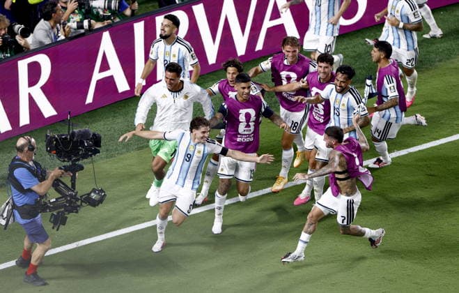 FIFA World Cup, WM, Weltmeisterschaft, Fussball 2026 quarterfinals - Argentina vs Switzerland Julian Alvarez (C) of Argentina celebrates with teammates after his team s second goal during the FIFA World Cup 2026 quarterfinals match Argentina vs Switzerland, in Kansas City, USA, 11 July 2026. KANSAS CITY United States  Copyright: xWILLxOLIVERx