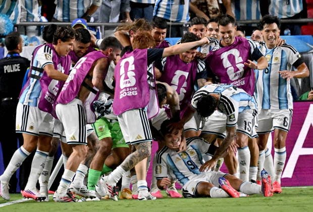 FIFA World Cup, WM, Weltmeisterschaft, Fussball 2026 quarterfinals - Argentina vs Switzerland Julian Alvarez (C bottom) of Argentina celebrates with teammates after his team s second goal during the FIFA World Cup 2026 quarterfinals match Argentina vs Switzerland, in Kansas City, USA, 11 July 2026. KANSAS CITY United States  Copyright: xAMYxKONTRASx