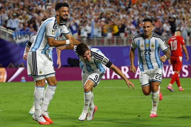FIFA World Cup, WM, Weltmeisterschaft, Fussball 2026 quarterfinals - Argentina vs Switzerland Julian Alvarez of Argentina (C) celebrates with his teammates after scoring the 2-1 goal during the FIFA World Cup 2026 quarterfinals match Argentina vs Switzerland, in Kansas City, Missouri, USA, 11 July 2026. KANSAS CITY United States  Copyright: xCHRISTOPHERxNEUNDORFx