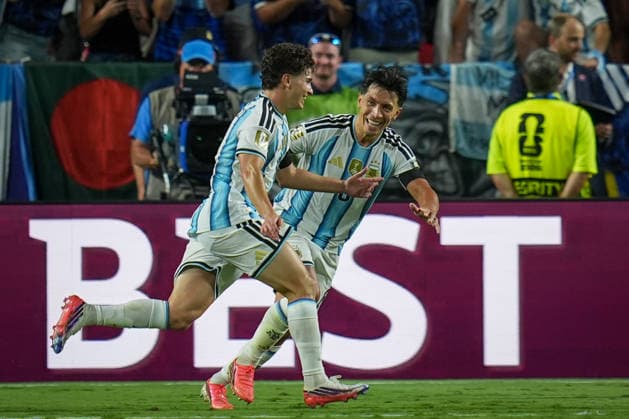 USA: Fussball FIFA World Cup, WM, Weltmeisterschaft, Fussball 2026, Viertelfinale - Argentinien vs Schweiz - Kansas City Stadium (GEHA Field at Arrowhead Stadium, Kansas City, Missouri): Tor und Torjubel zum 2:1 durch Julian Ã?lvarez Julian Alvarez (Argentinien 9) Freude, Emotionen, Jubel *** USA Soccer 2026 FIFA World Cup, Quarterfinals: Argentina vs. Switzerland at GEHA Field at Arrowhead Stadium, Kansas City, Missouri. Goal and celebration following the 2-1 score by Julian Álvarez (Argentina 9). Joy, emotion, celebration. Copyright: xJOERANxSTEINSIEKx