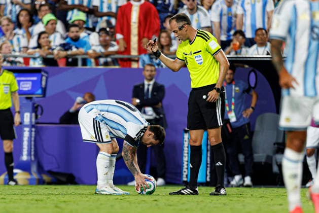 Lionel Messi and Joao Pinheiro seen during FIFA World Cup, WM, Weltmeisterschaft, Fussball 2026 quarterfinal game between national teams of Argentina and Switzerland (Grzegorz Wajda Ball Raw Images) Kansas Cit Kansas City Stadium USA Copyright: xGrzegorzxWajdax grzegorzwajda_argentina_swiss_2526_4-12