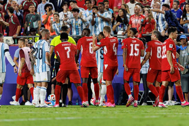 Players of both teams and referee seen during FIFA World Cup, WM, Weltmeisterschaft, Fussball 2026 quarterfinal game between national teams of Argentina and Switzerland (Grzegorz Wajda Ball Raw Images) Kansas Cit Kansas City Stadium USA Copyright: xGrzegorzxWajdax grzegorzwajda_argentina_swiss_2526_4-15