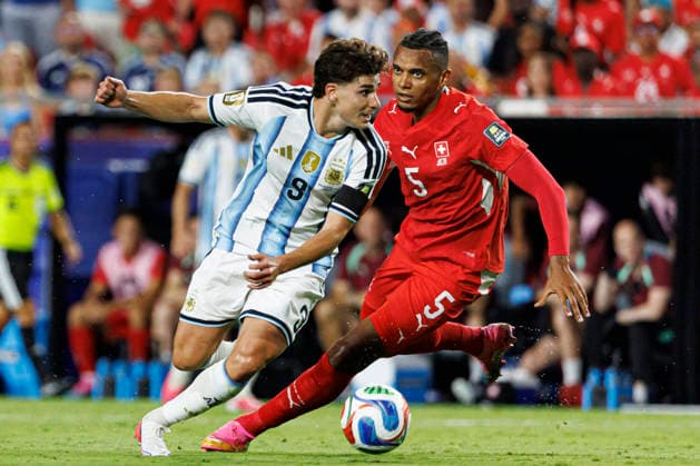 Julian Alvarez and Manuel Akanji seen during FIFA World Cup, WM, Weltmeisterschaft, Fussball 2026 quarterfinal game between national teams of Argentina and Switzerland (Grzegorz Wajda Ball Raw Images) Kansas Cit Kansas City Stadium USA Copyright: xGrzegorzxWajdax grzegorzwajda_argentina_swiss_2526_4-2