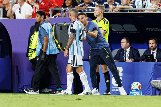 Alexis Mac Allister and Lionel Scaloni seen during FIFA World Cup, WM, Weltmeisterschaft, Fussball 2026 quarterfinal game between national teams of Argentina and Switzerland (Grzegorz Wajda Ball Raw Images) Kansas Cit Kansas City Stadium USA Copyright: xGrzegorzxWajdax grzegorzwajda_argentina_swiss_2526_4-7