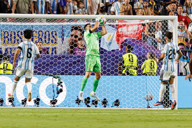 Emiliano Martinez seen during FIFA World Cup, WM, Weltmeisterschaft, Fussball 2026 quarterfinal game between national teams of Argentina and Switzerland (Grzegorz Wajda Ball Raw Images) Kansas Cit Kansas City Stadium USA Copyright: xGrzegorzxWajdax grzegorzwajda_argentina_swiss_2526_4