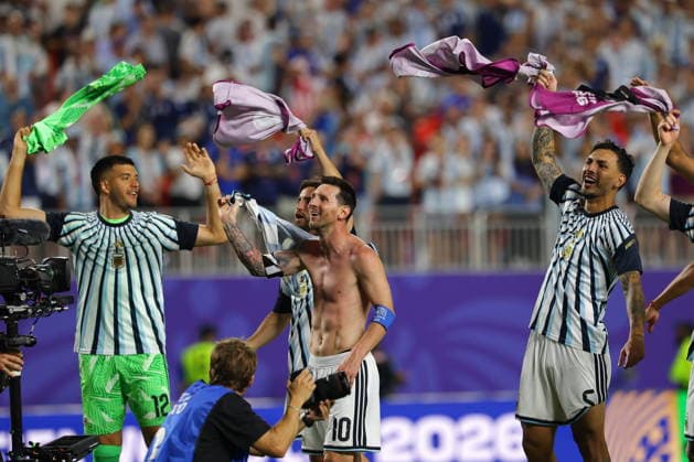 FIFA World Cup, WM, Weltmeisterschaft, Fussball 2026 quarterfinals - Argentina vs Switzerland Players of Argentina celebrate with their supporters after the FIFA World Cup 2026 quarterfinals match Argentina vs Switzerland, in Kansas City, Missouri, USA, 11 July 2026. KANSAS CITY United States  Copyright: xCHRISTOPHERxNEUNDORFx