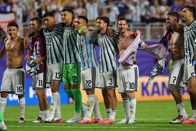 FIFA World Cup, WM, Weltmeisterschaft, Fussball 2026 quarterfinals - Argentina vs Switzerland Players of Argentina celebrate with their supporters after the FIFA World Cup 2026 quarterfinals match Argentina vs Switzerland, in Kansas City, Missouri, USA, 11 July 2026. KANSAS CITY United States  Copyright: xCHRISTOPHERxNEUNDORFx